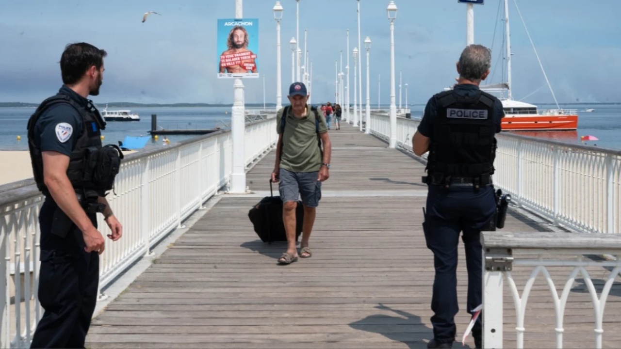 grabitja-e-bujshme-ne-saint-tropez-policia-franceze-arreston-kater-persona-per-vjedhjen-e-ores-luksoze-prej-300-mije-dollaresh
