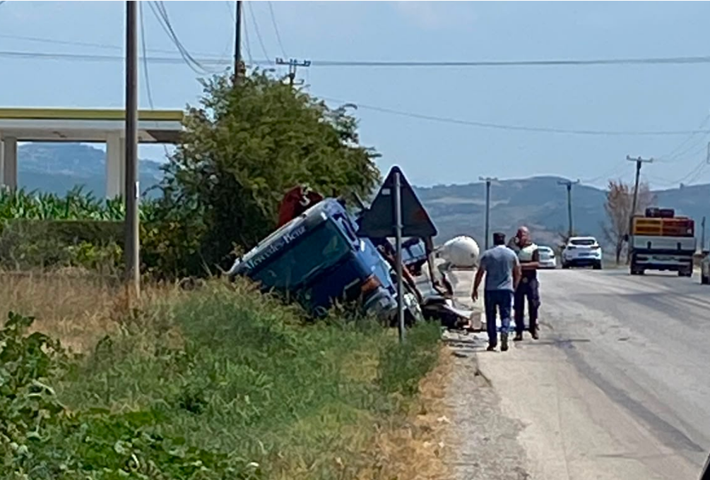 Aksident në aksin Elbasan Peqin  kamionçina përplaset me autobusin FOTOT