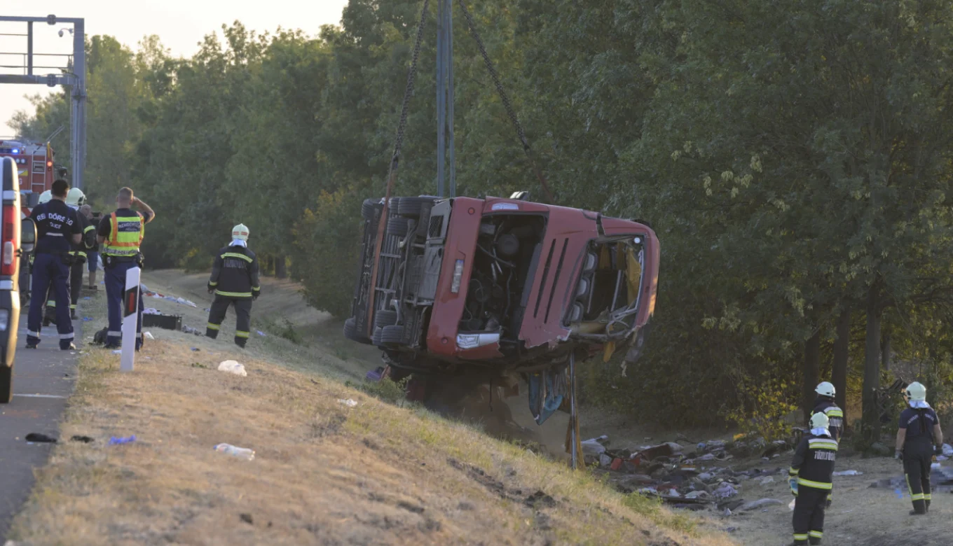 aksident-tragjik-ne-hungari-autobusi-me-targa-polake-perfundon-ne-kanal-12-te-vdekur-dhe-10-te-plagosur