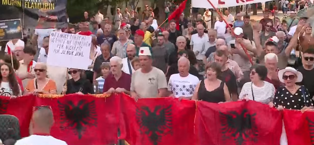 Protesta e 71 të  qytetarët marshojnë nga  Skënderbej  drejt Kryeministrisë