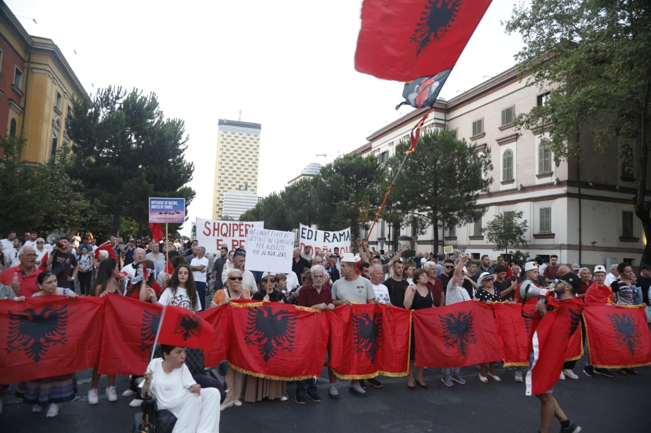 Mbyllet protesta e 71 të  protestuesit marshojnë në rrugët e Tiranës