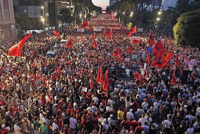 rama-jep-doreheqjen-hyn-ne-diten-e-72-te-protesta-qytetare-ne-tirane