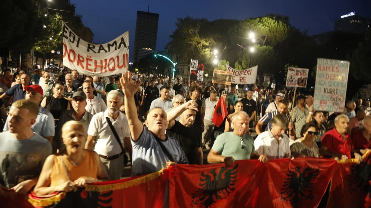 Dita e 89 të e protestës në Tiranë  protestuesit para Kryeministrisë   Nuk do të largohemi  do ngurtësohemi këtu 