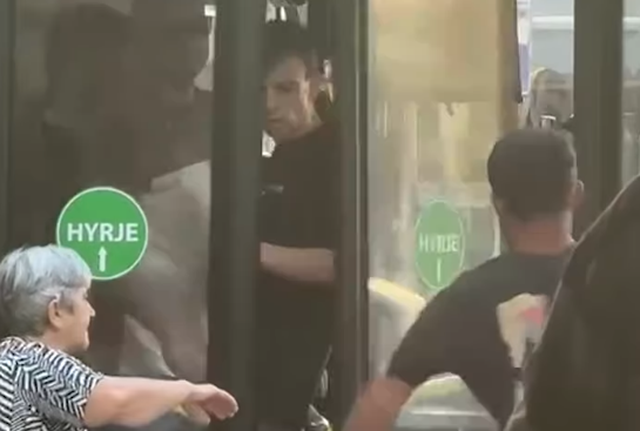 Sherr në Tiranë  qytetari thyen me grusht xhamin e autobusit urban  Video