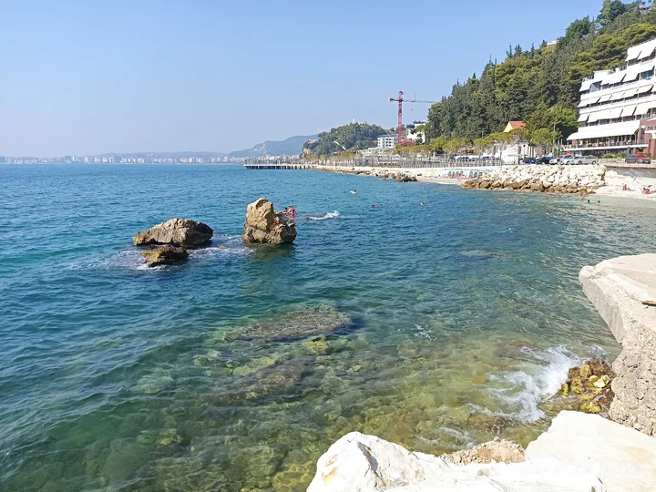 Turisti italian rrëzohet nga shkëmbi pranë Ujit të Ftohtë  dërgohet në spital në gjendje kritike