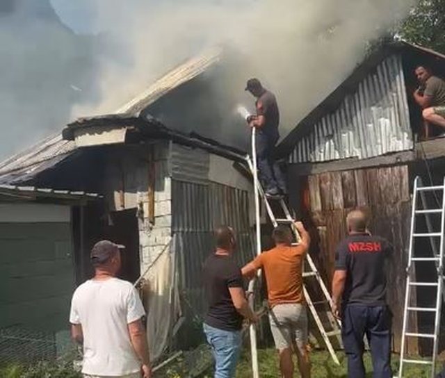 Shkrumbohet banesa në Klos  shpëtohet gruaja e vetmuar  Foto