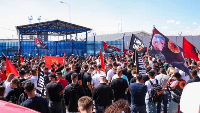 Qytetarët mblidhen sërish pranë EULEX it pas vendimit në Hagë