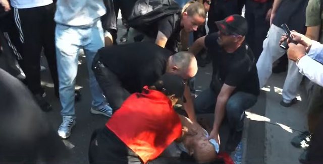 Tensionet para Kuvendit  protestuesi humb ndjenjat dhe merr ndihmën e parë