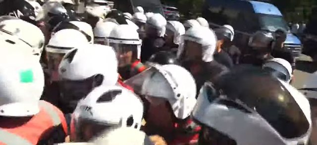 Përplasje para Kuvendit  shoqërohen disa protestues pas tensioneve me policinë