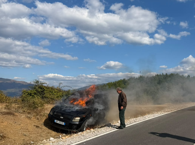 Automjeti merr flakë në lëvizje në Librazhd  digjet plotësisht  Dy personat shpëtojnë pa lëndime