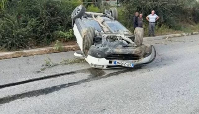 Aksident në aksin Fier Lushnjë  automjeti del nga rruga dhe përmbyset  shoferi shpëton pa dëmtime
