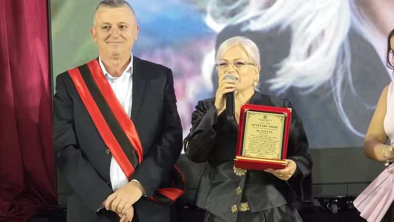 fotolajm-kengetarja-e-mirenjohur-vera-laci-merr-titullin-qytetare-nderi-nga-bashkia-e-dibres