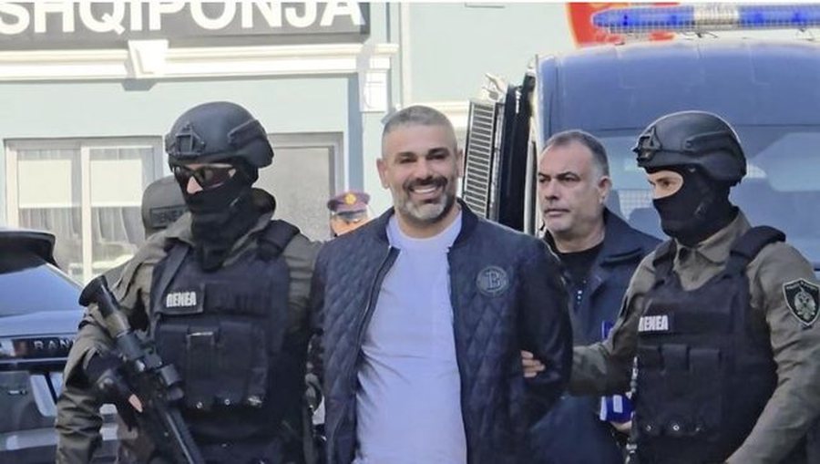 ndodhet-ne-burg-urimi-i-pazakonte-per-safet-bajrin-fotografia-e-tij-shfaqet-ne-nje-monitor-ne-time-square-ne-shba-per-ditelindje