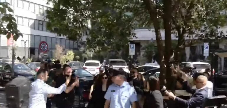 Vlora Hyseni mbërrin në GJKKO  pritet nisja e seancës