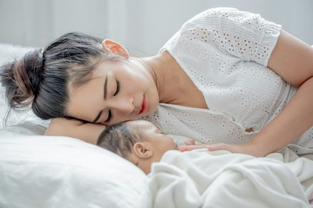 A duhet të flini në të njëjtin shtrat me beben  Ja çfarë rekomandojnë ekspertët për gjumin e sigurt