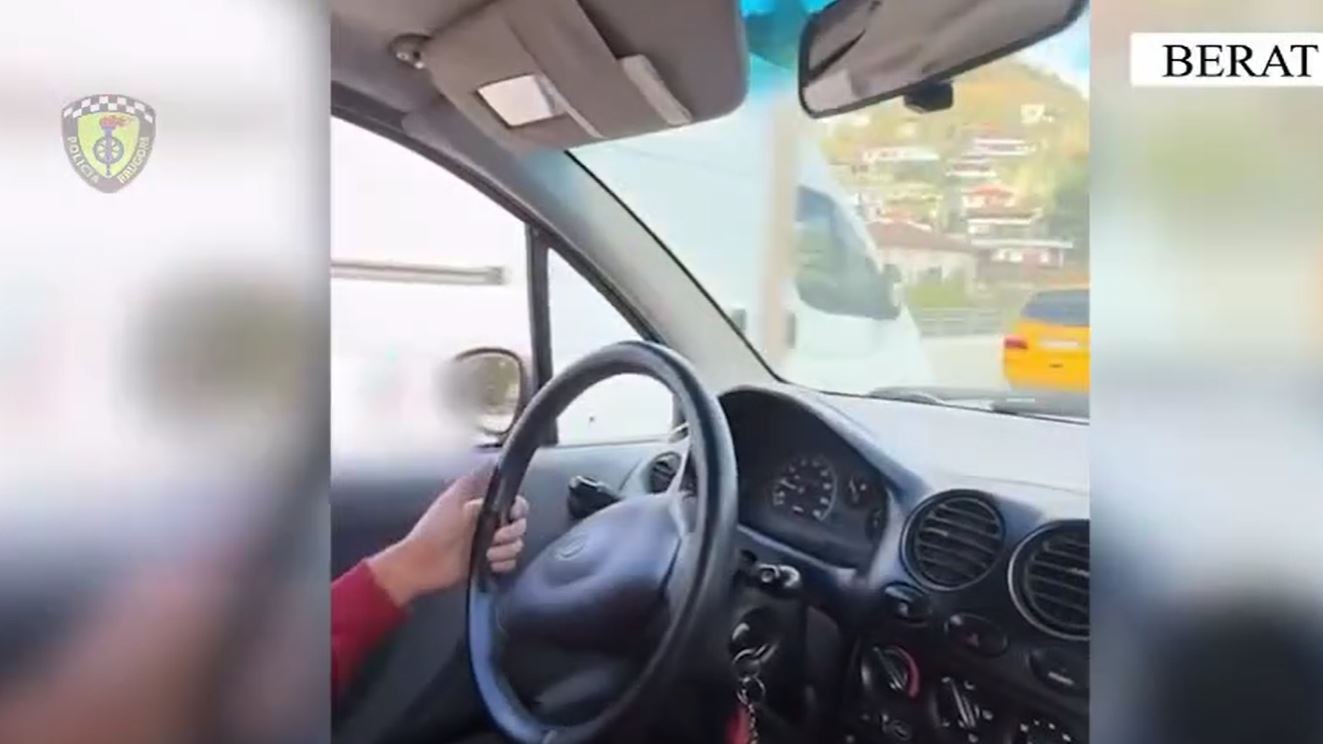 Bëri manovra si  interesant  me makinë mbi trotuar për TikTok  gjobitet me 60 mijë lekë dhe humb lejen e qarkullimit shoferi në Berat