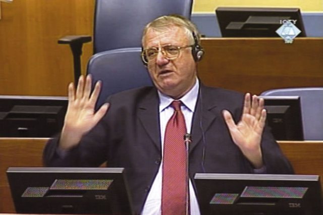 publikohet-video-skandali-nga-gjyqi-i-hages-fjalori-banal-i-vojislav-sheshelit-rikthen-vemendjen-te-politikani-radikal-serb
