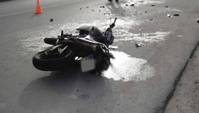Motori përplaset me shtyllën  humb jetën një djalë i ri në Cërrik  Plagoset shoku i tijme pasojë vdekjen në Cërrik  Motomjeti përplaset me shtyllën  humb jetën 21 vjeçari