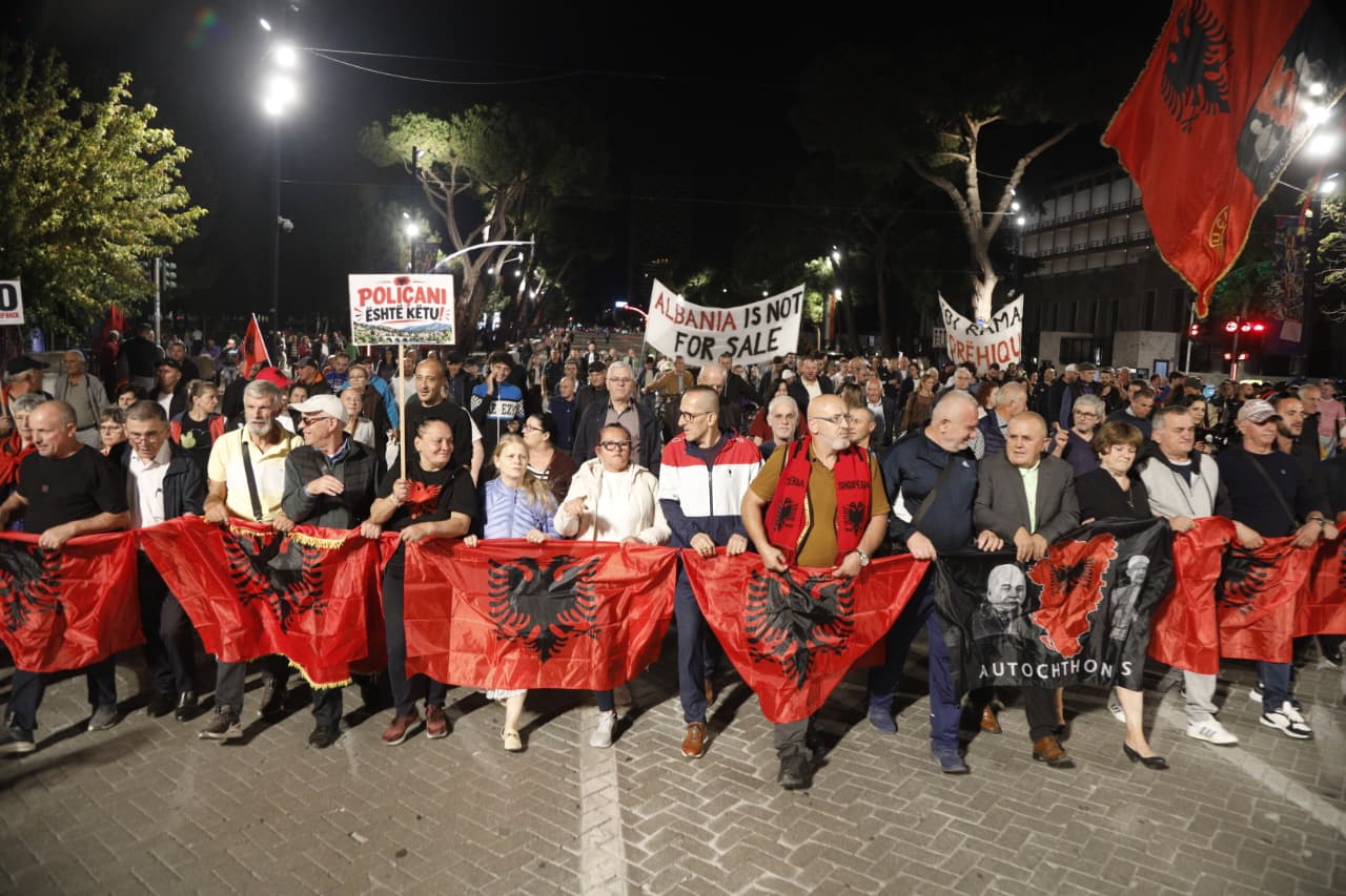 Mbyllet dita e 120 të e protestës në Tiranë  Qytetarët kërkojnë dorëheqjen e kryeministrit Edi Rama