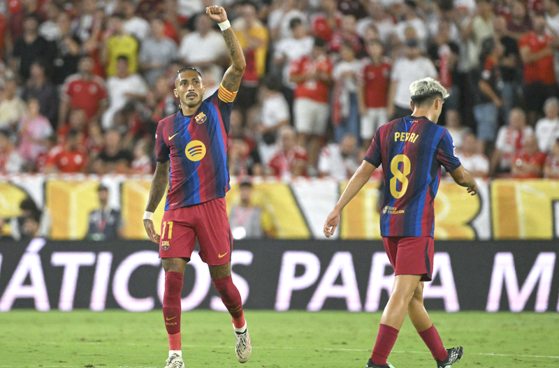 triplete-e-raphinhas-barcelona-permbys-sevillan-dhe-vazhdon-e-sigurt-ne-la-liga