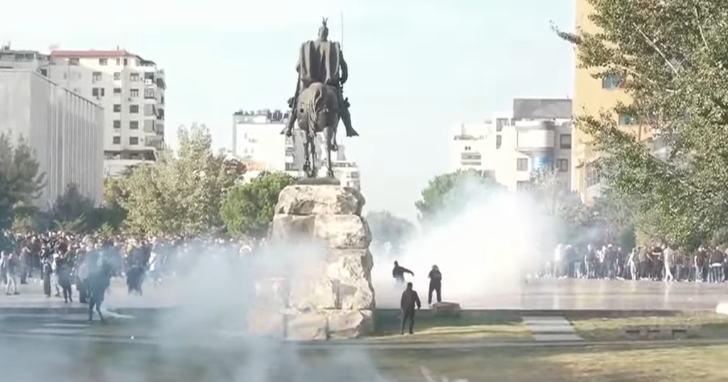 gazi-lotsjelles-perfshin-sheshin-skenderbej-dhe-bulevardin-protestuesit-thyejne-xhamat-e-bashkise-se-tiranes