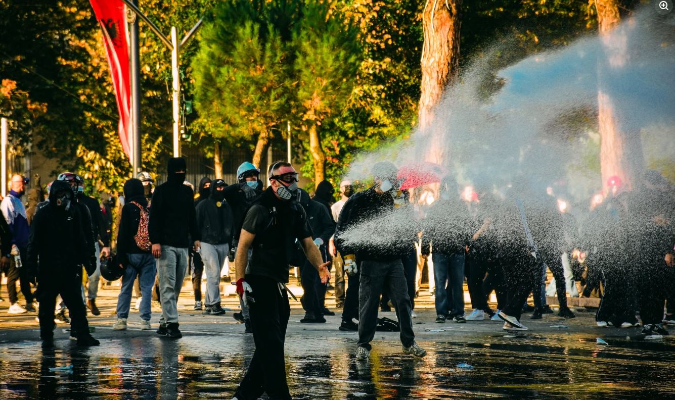 plagoset-gazetari-grek-gjate-protestes-studentore-ne-tirane-dergohet-te-trauma