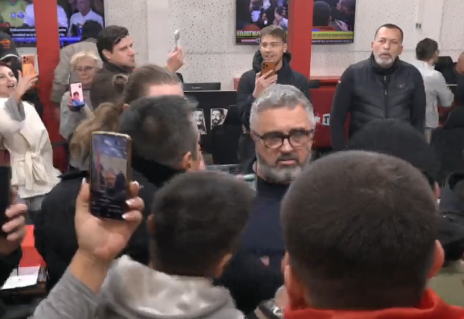 Tensione në Serbi pas fitores së studentëve  Mbështetësit e lëvizjes sulmojnë televizionin pro Vuçiç  Informer TV 