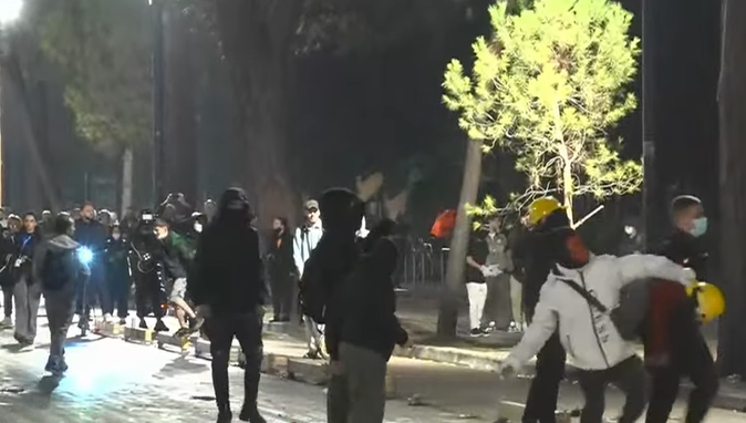  Zjarre  para Kryeministrisë  Të rinjtë kalojnë në sulm të hapur  por ja çfarë po bën policia