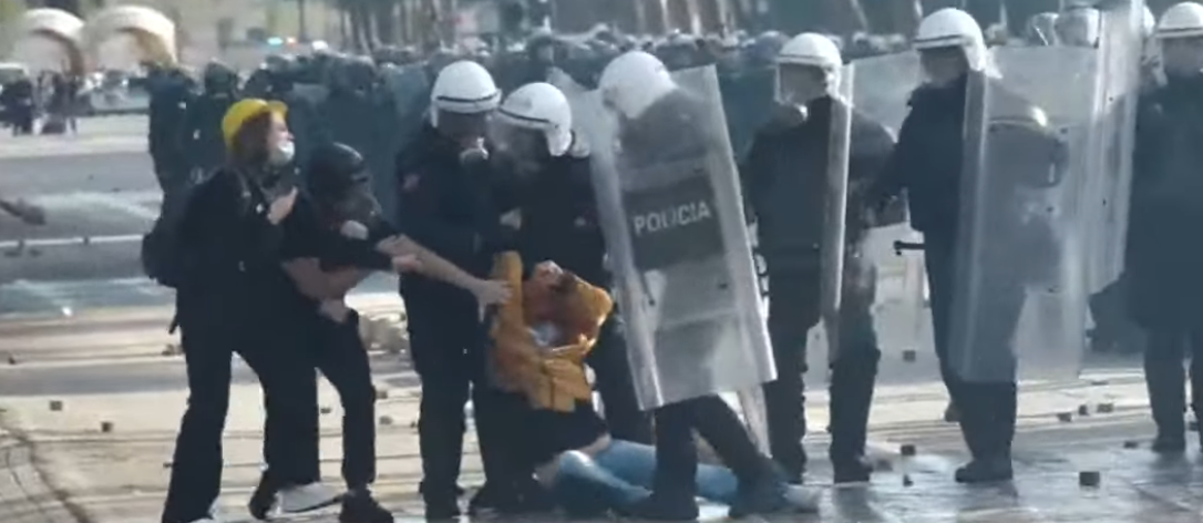Incident gjatë protestës në Tiranë  qytetari shtrihet në bulevard dhe refuzon të largohet