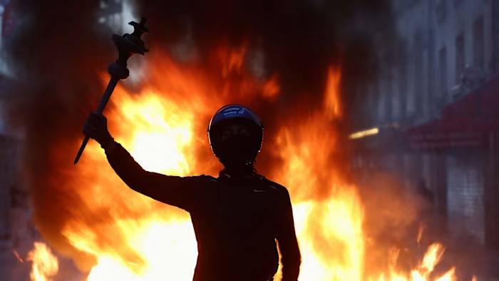 Grupi sekret me maska të zeza që po djeg qytetet e Francës  Taktika që ndjekin dhe që po paralizon policinë
