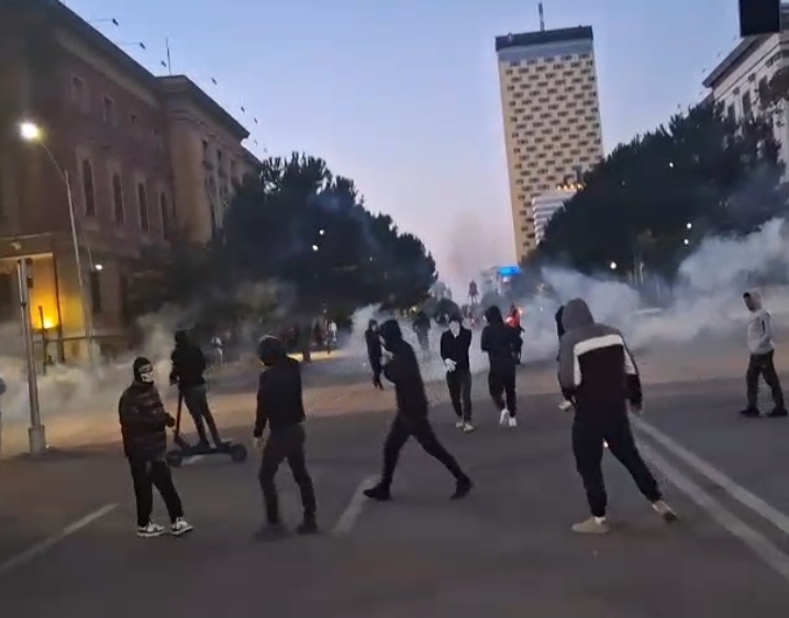 Rinisin përplasjet  protestuesit tentojnë t i afrohen Kryeministrisë  policia me plan pengimi