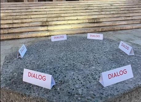 16 ditë revoltë studentore  Rama fton sërish të rinjtë për dialog dhe vendos tavolinën prej guri para Kryeministrisë