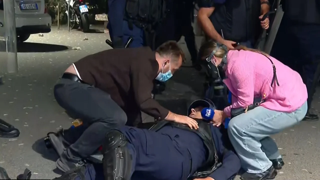 Fotolajm  Qytetari i vjen në ndihmë efektivit të shtrirë në tokë gjatë kaosit në Tiranë  Afrohet edhe një gazetare