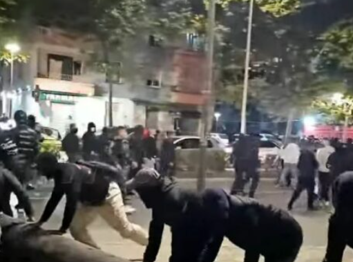 Protestuesit marshojnë drejt Zogut të Zi  Ngrihen barrikada për të bllokuar mjetet e policisë