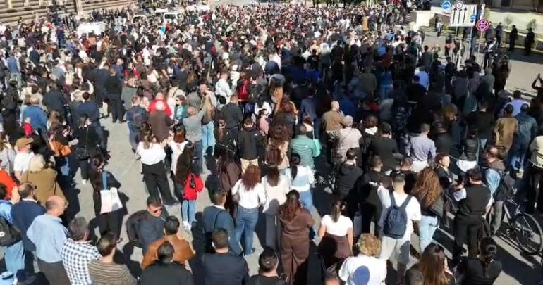 Qindra pedagogë para Kryeministrisë  Pa dorëheqjen e Ramës nuk ndalojmë