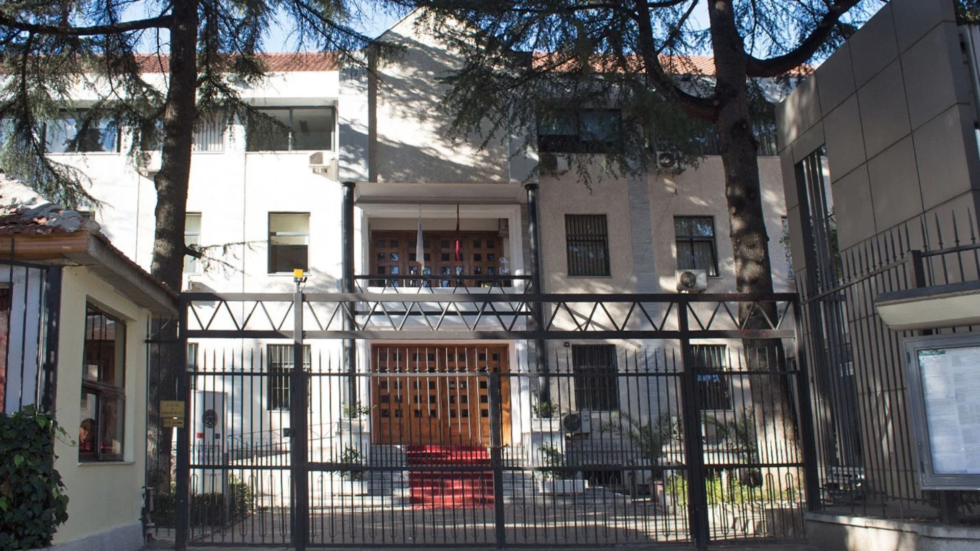 Tensione pranë Parlamentit  Gjykata e Apelit evakuon personelin dhe kërkon forca shtesë policore