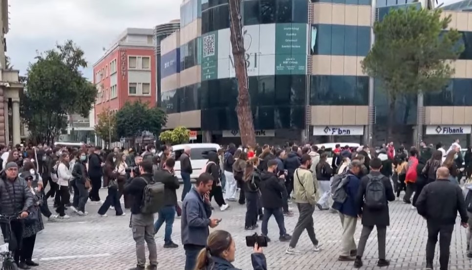 Pas qëndrimit te Kryeministria  studentët dhe pedagogët nisin marshimin drejt Ministrisë së Arsimit