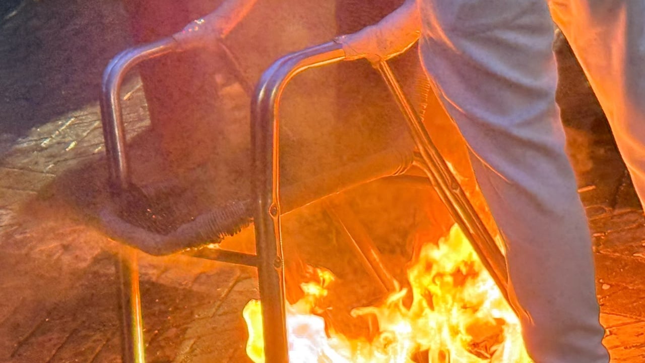 Nisin tensionet e para përpara Kryeministrisë  Hidhen molotovë dhe digjet karrigia e  dialogut 