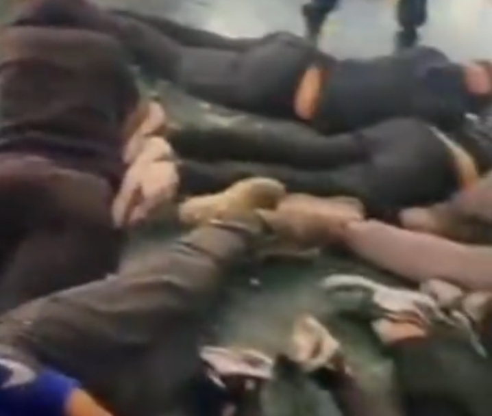 Dalin pamje të rënda të protestuesve të arrestuar  shtrirë në tokë