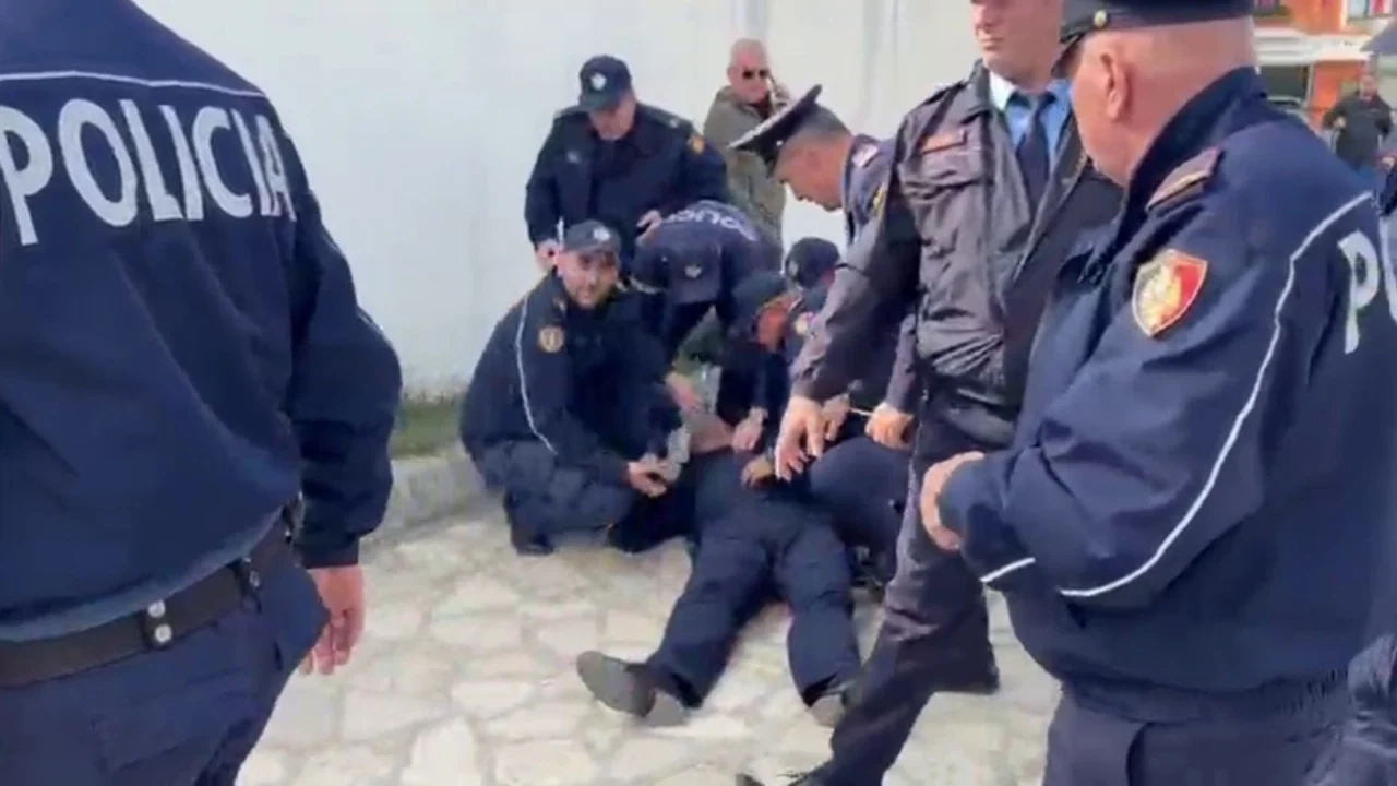 U godit në kokë me gur  komandanti i forcave të rendit në Shkodër  Faslli Rama  në gjendje të rëndë shëndetësore