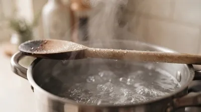 Truku i thjeshtë që pengon derdhjen e ujit nga tenxherja  ja për çfarë shërben në të vërtetë luga e drurit
