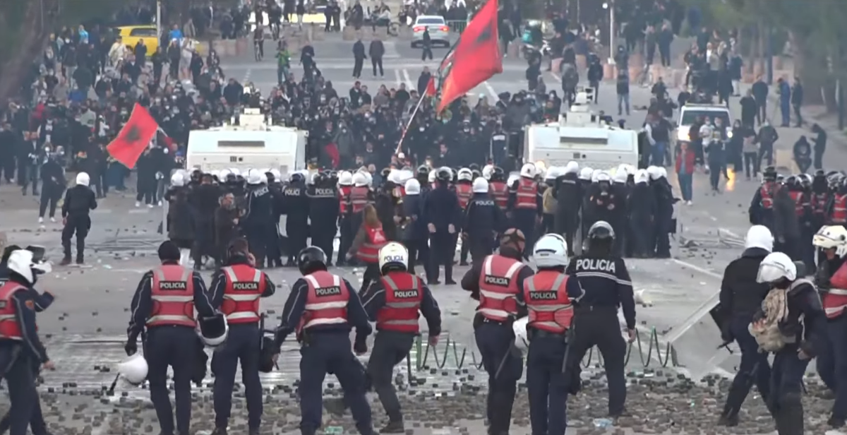 Policia nis shpërndarjen e protestuesve në Tiranë  turma zhvendoset përballë ish hotel  Dajtit 