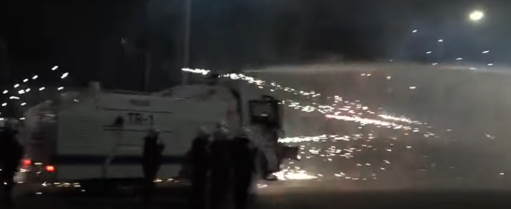 Tensione pranë Ministrisë së Brendshme  Policia ndërhyn me gaz lotsjellës  protestuesit përgjigjen me fishekzjarrë e lazera