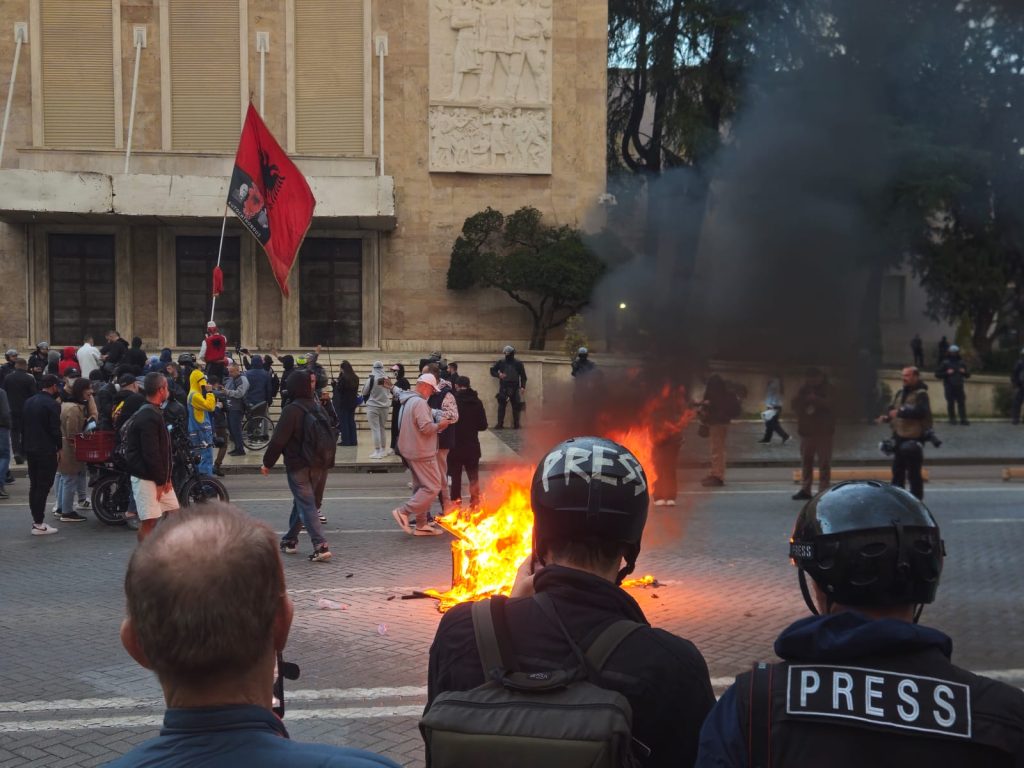 Mbyllet dita e 13 të e protestës në Tiranë  Përplasje  djegie karrigesh te Kryeministria dhe reagime politike