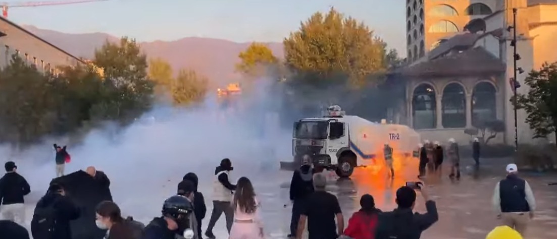 Protestuesit hedhin molotovë  merr flakë uniforma e një polici