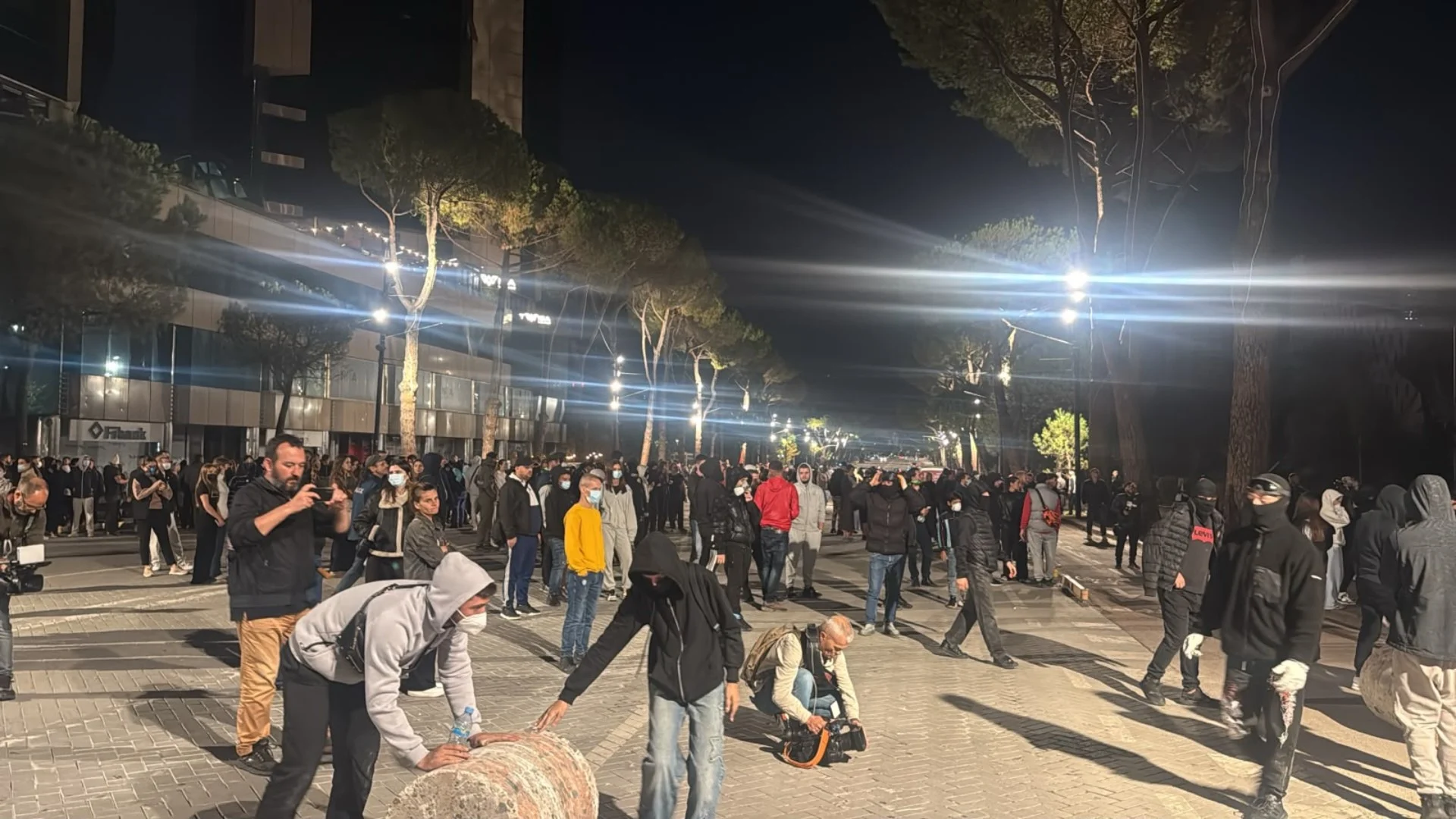 Përshkallëzohet situata para Kryeministrisë  Protestuesit hedhin gurë e kapsolla  policia përdor ujin me presion
