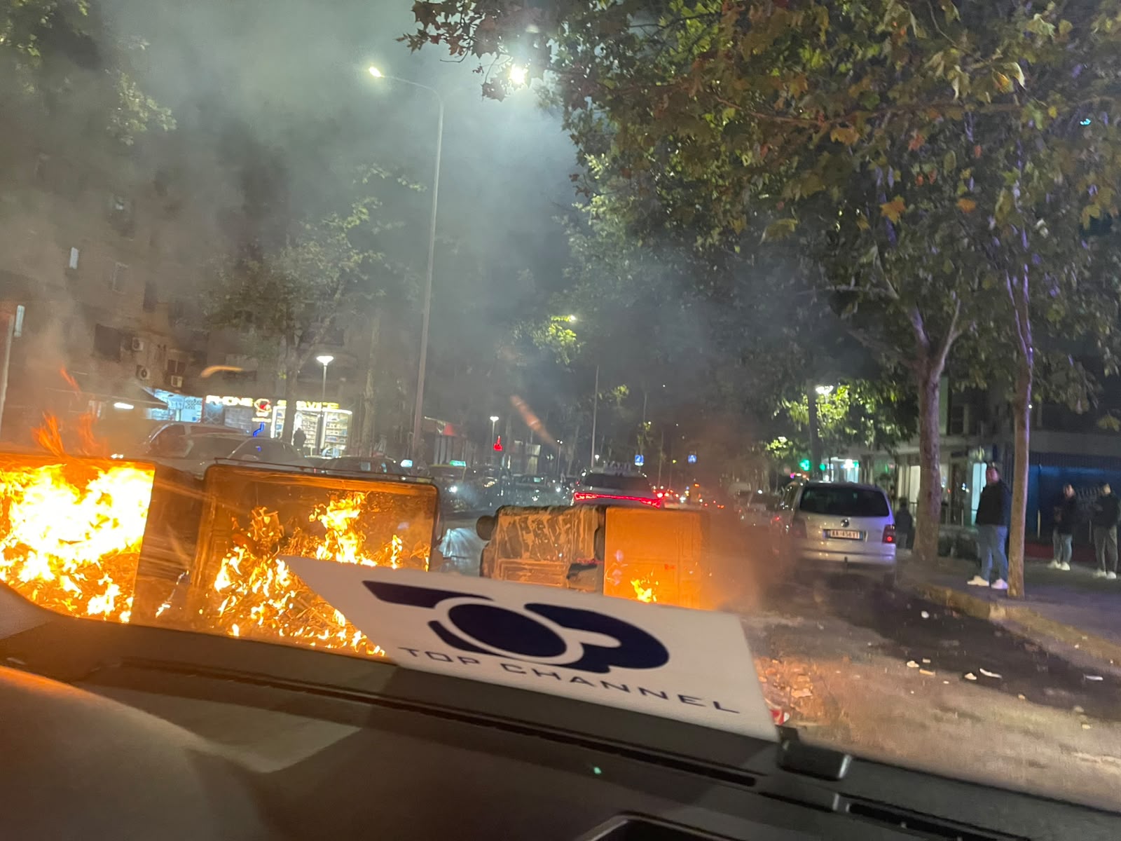 Protestuesit shpërndahen në disa rrugë të Tiranës  U vënë flakën koshave të mbeturinave për të bllokuar policinë