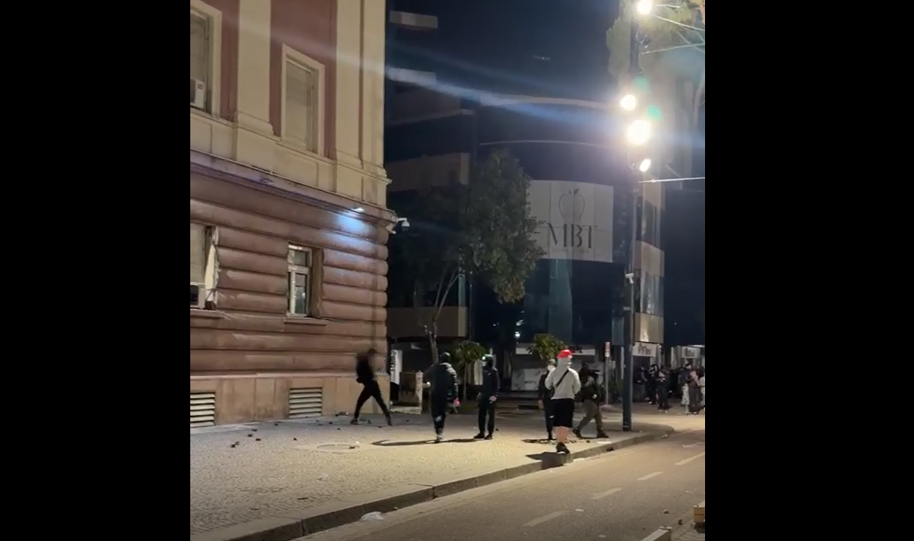 protestuesit-sulmojne-me-gure-godinen-e-kuvendit-dhe-perplasen-me-policine