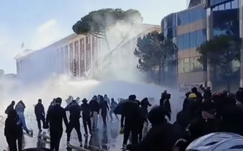 Përplasjet në protestën para Kryeministrisë  gaz lotsjellës nga Kullat Binjake dhe molotovë nga protestuesit