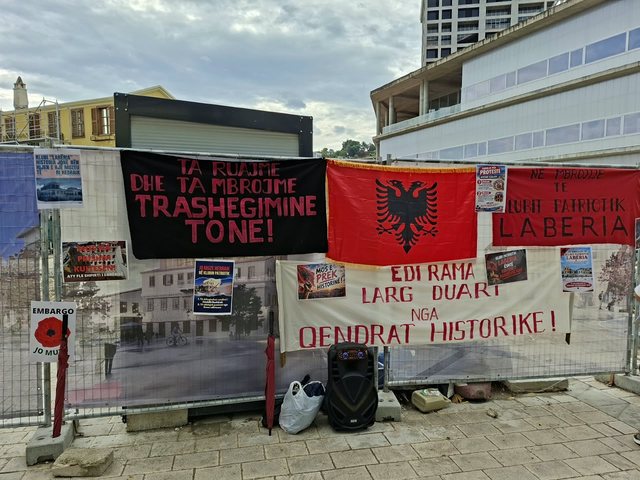 Qytetarët e Vlorës në protestën e gjashtë kundër Muzeut Hebraik  kërkohet ndalimi i punimeve